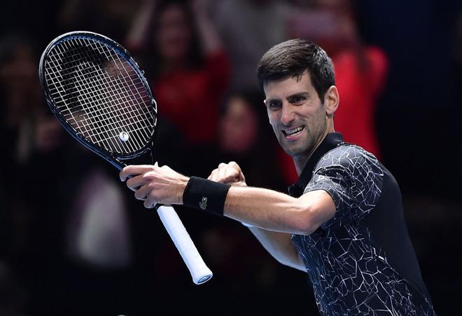 Novak Djokovic, de Serbia, celebra después de ganar contra el jugador estadounidense John Isner durante el partido del torneo de tenis ATP World Tour Finals en el O2 Arena. - Djokovic ganó el partido 6-4 6-3.