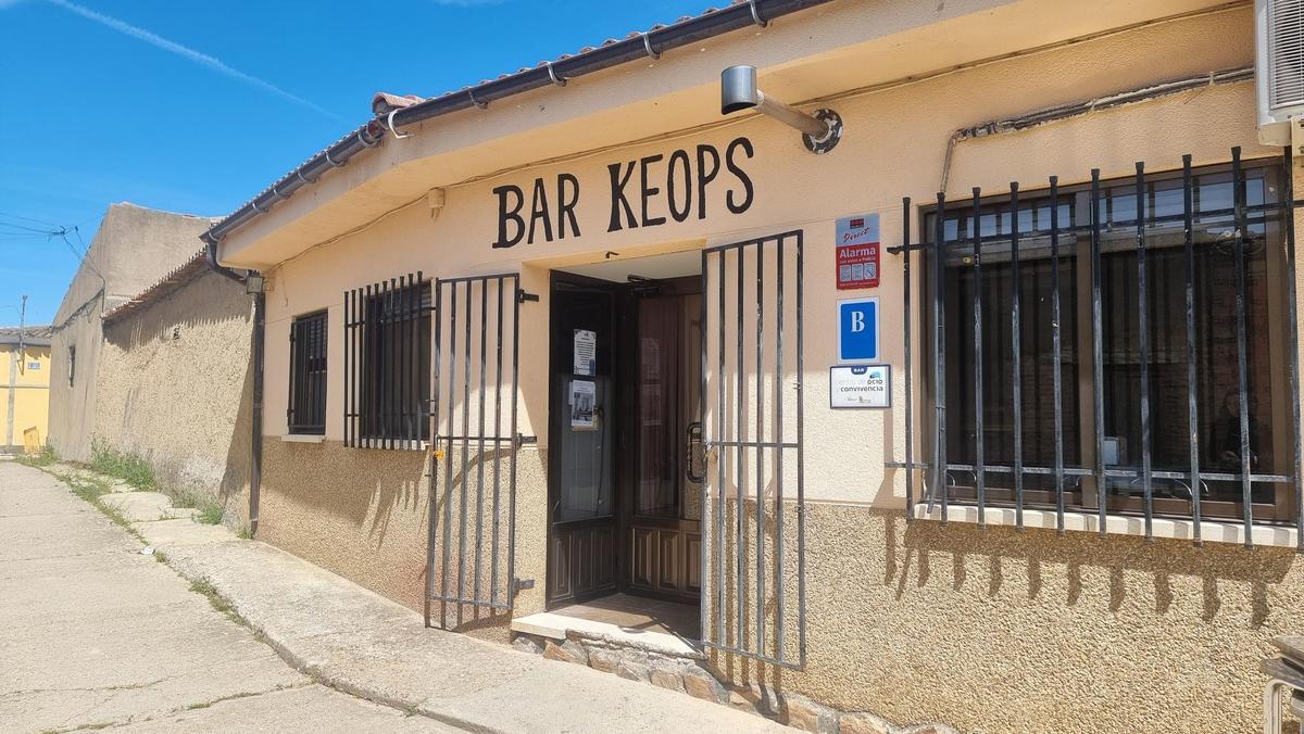 Exterior del bar Keops, en Villavendimio.