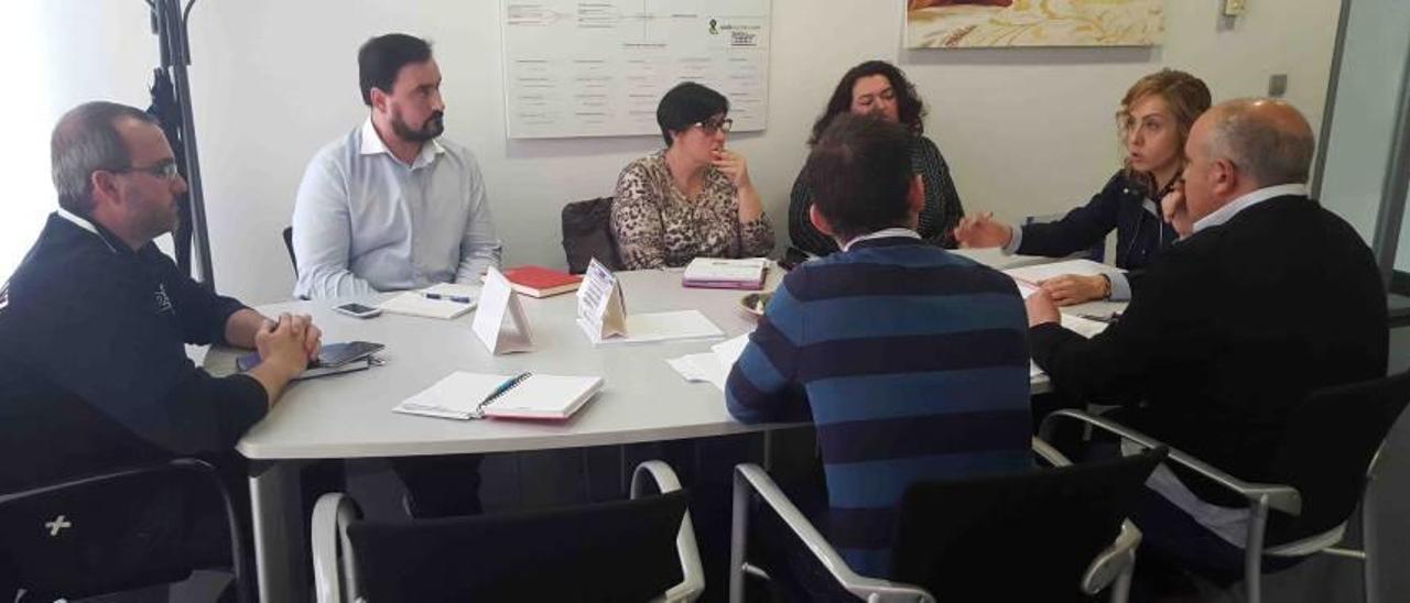 Reunión ayer entre los pedáneos de Arenales, El Altet y La Marina con el edil de Turismo y la coordinadora de Visitelche.