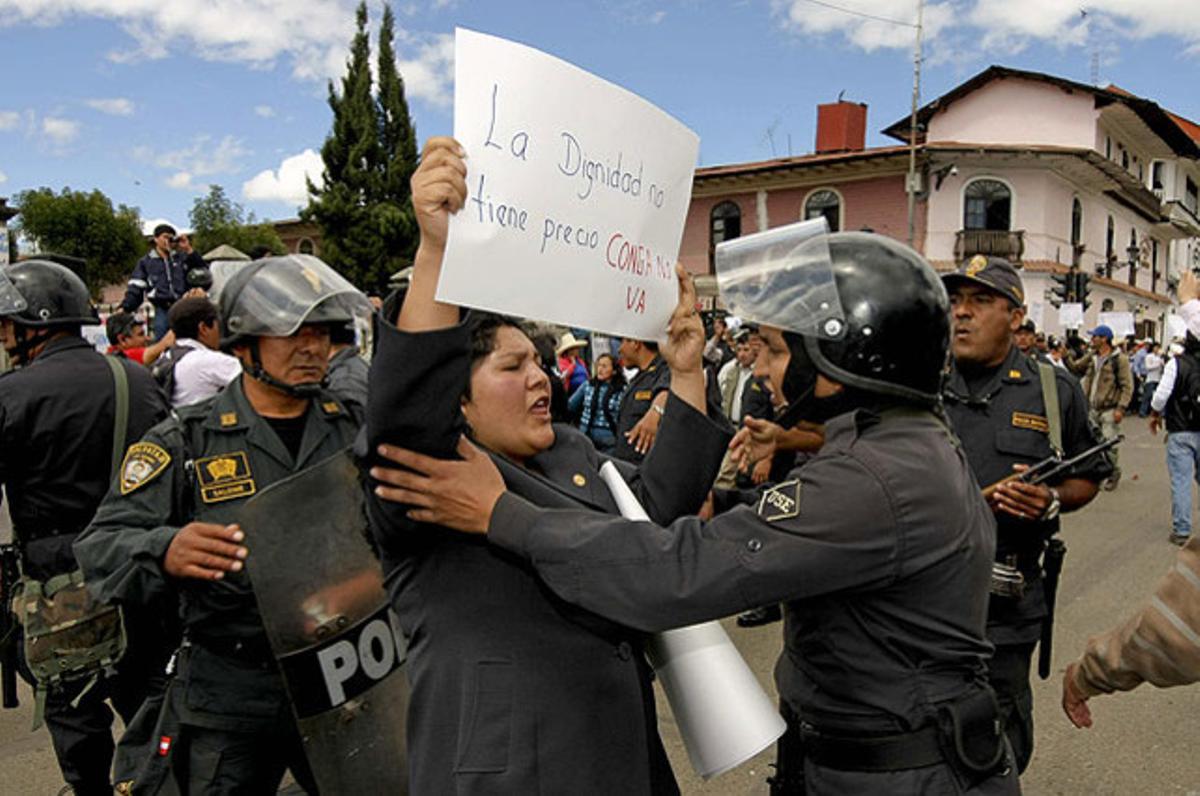 Una dona crida consignes mentre agents policials la detenen, durant una marxa on almenys 5.000 persones han expressat el seu rebuig al polèmic projecte miner Conga, al Perú.