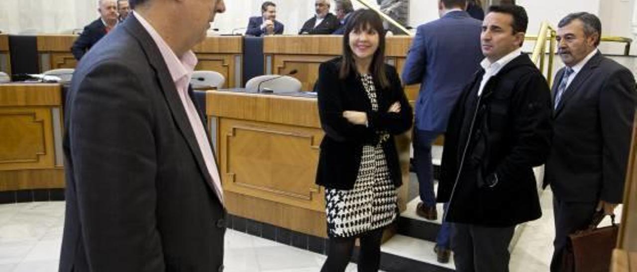 Agustín Navarro, en primer término, y Bernabé Cano, ayer tras finalizar el pleno de la Diputación.