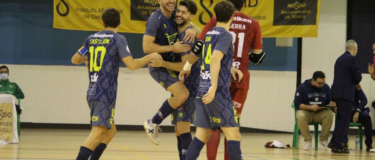 Pedro y Peiró, los dos goleadores del Alzira FS, celebran uno de los tantos. | RAÜL AMAT