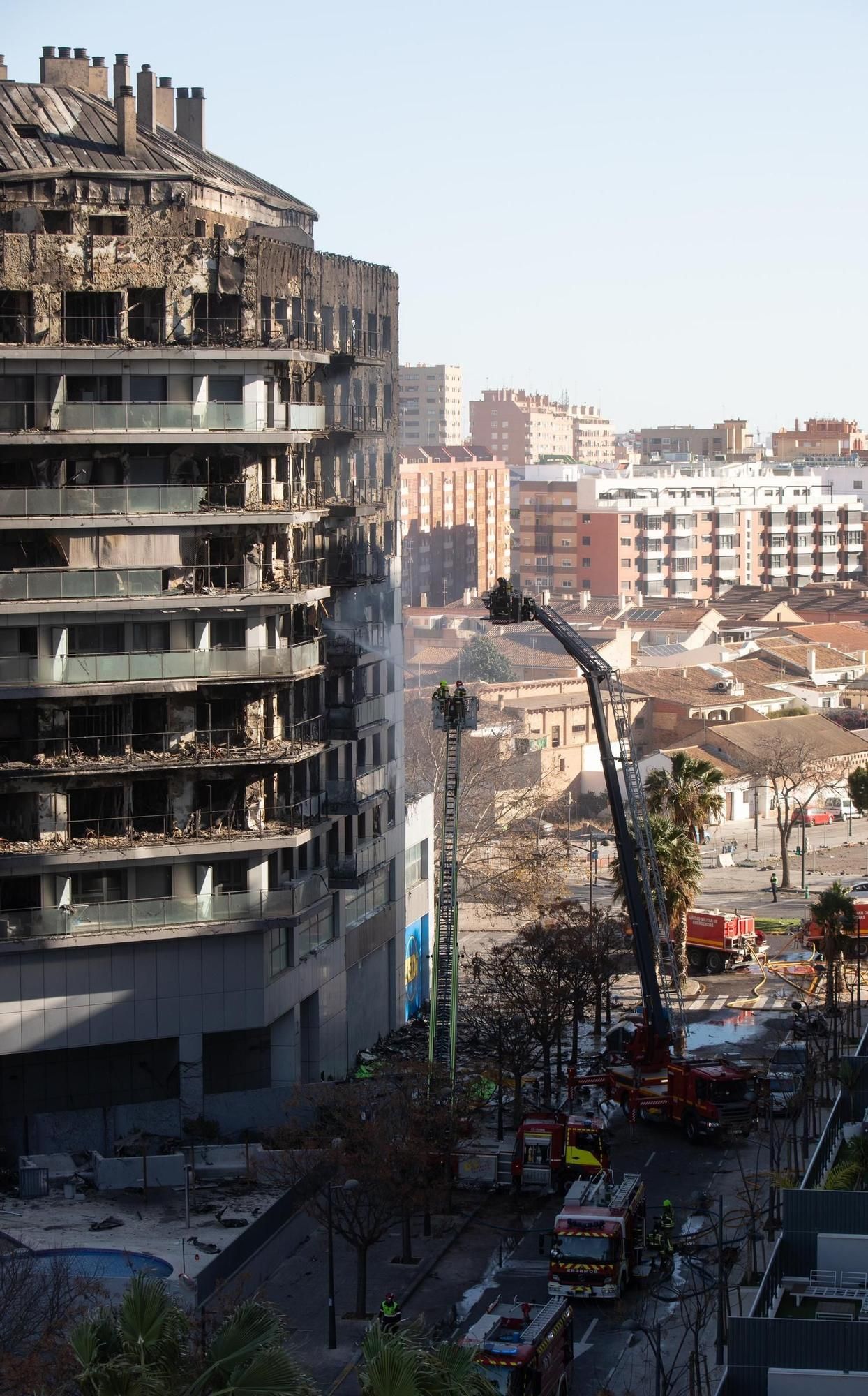 El heroico trabajo de los bomberos en el incendio de Valencia, en imágenes