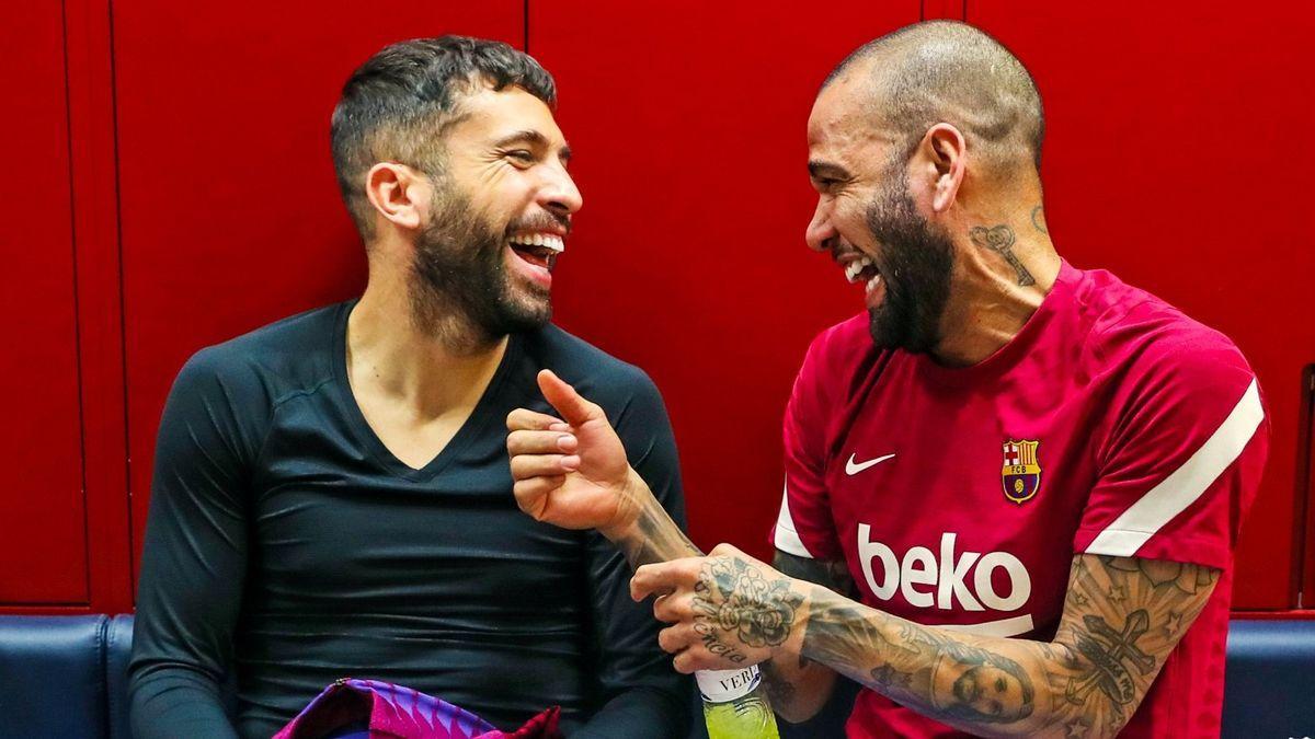 Jordi Alba and Dani Alves meet again in the changing room of the sports city.