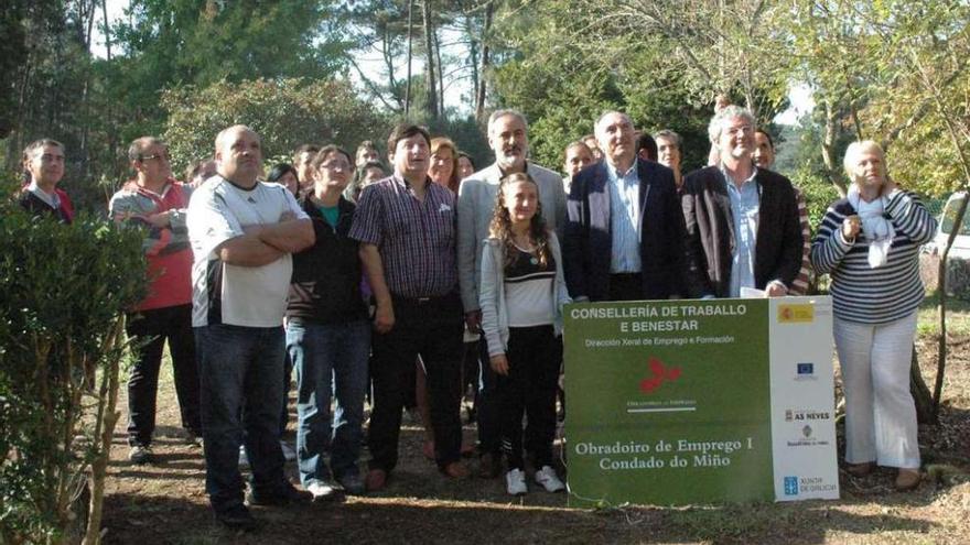 Los alumnos y profesores del taller de empleo, los alcaldes de As Neves y Salvaterra y el delegado de la Xunta, ayer, en las instalaciones de Santiago de Ribarteme donde reciben clases teóricas.