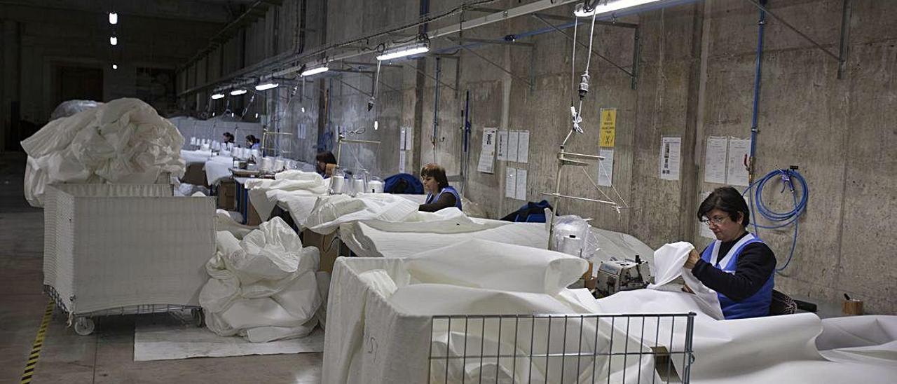 Empleadas en la planta de la firma textil Cotoblau en Ontinyent.