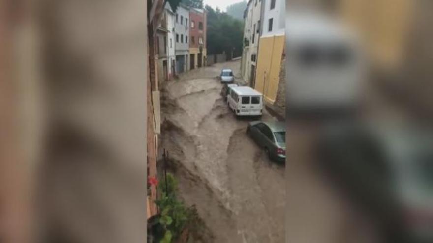 Calles inundadas en Moixent al desbordarse el cauce