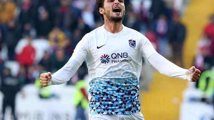 El mediocentro defensivo Okay Yokuslu, del Trabzonspor.