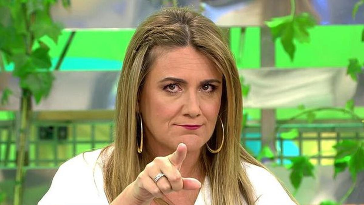 Carlota Corredera señala a la pantalla