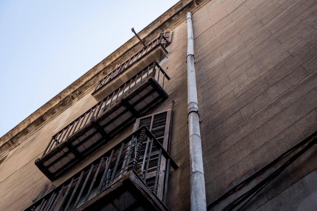 Barcelona trata de poner fin a las marañas de cables en las fachadas