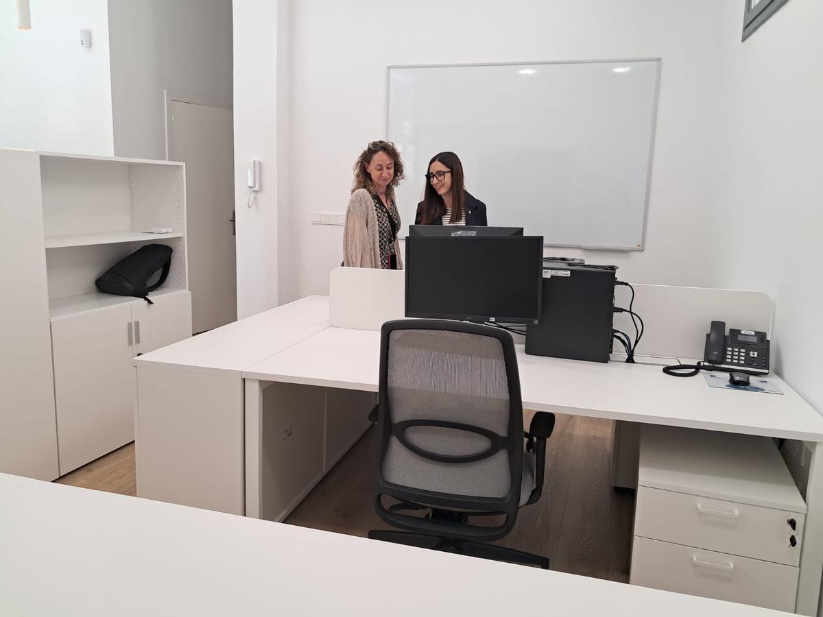 Les regidores Sánchez i Infantea l'espai de treball