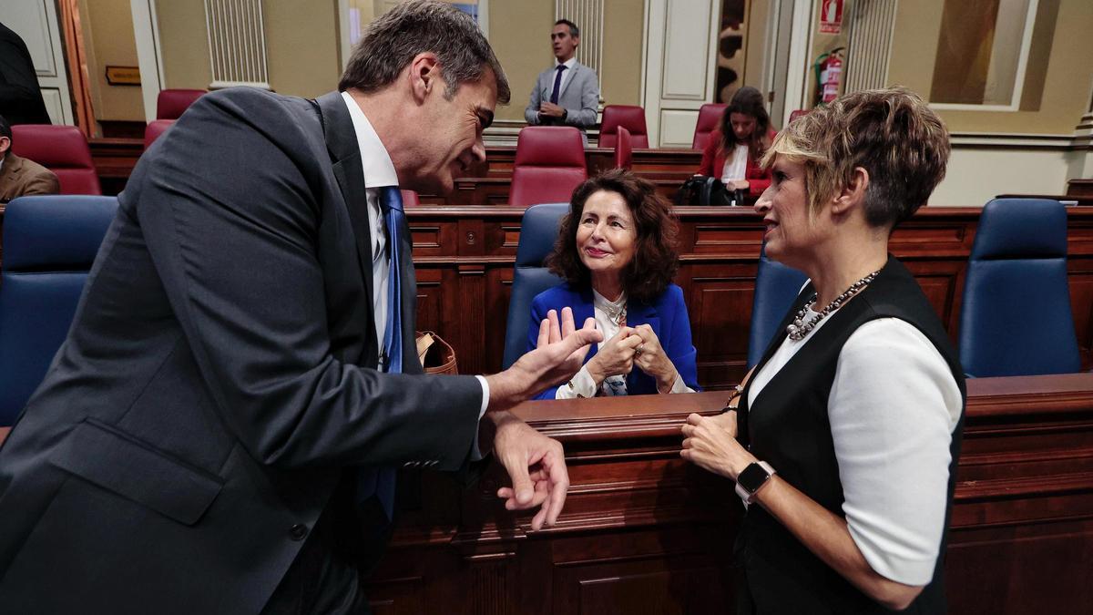 Fernando Enseñat, Matilde Asian y Elena Máñez conversan antes de iniciarse el pleno