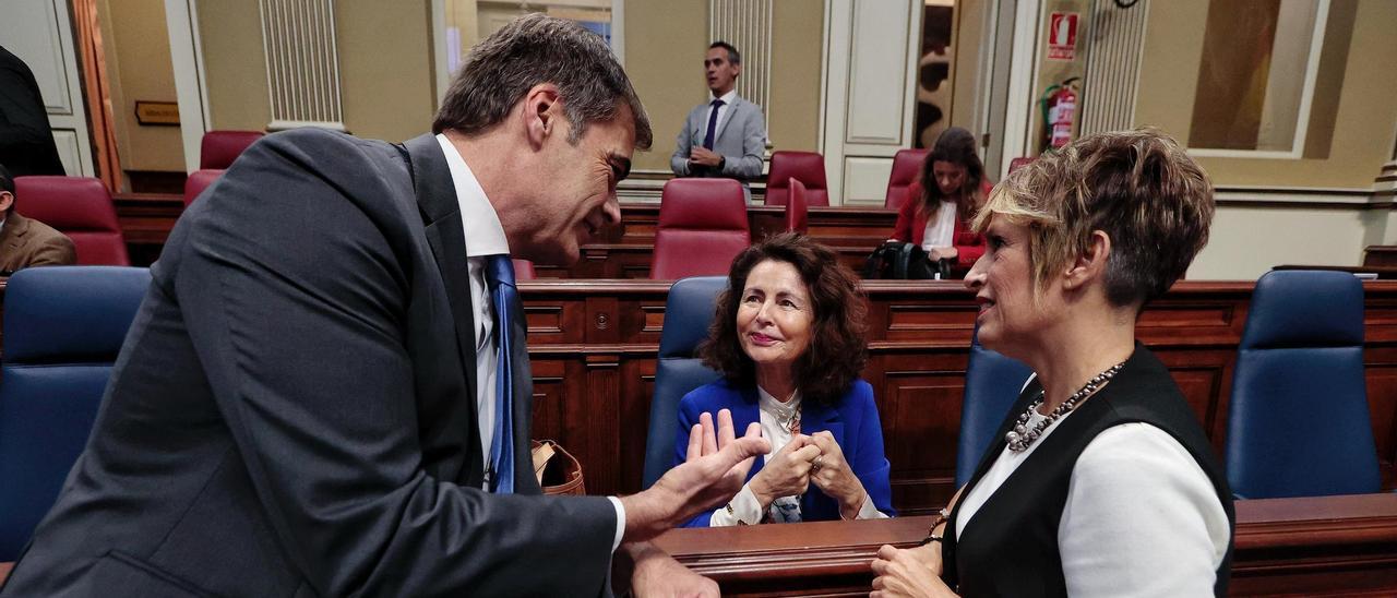 Fernando Enseñat, Matilde Asian y Elena Máñez conversan antes de iniciarse el pleno