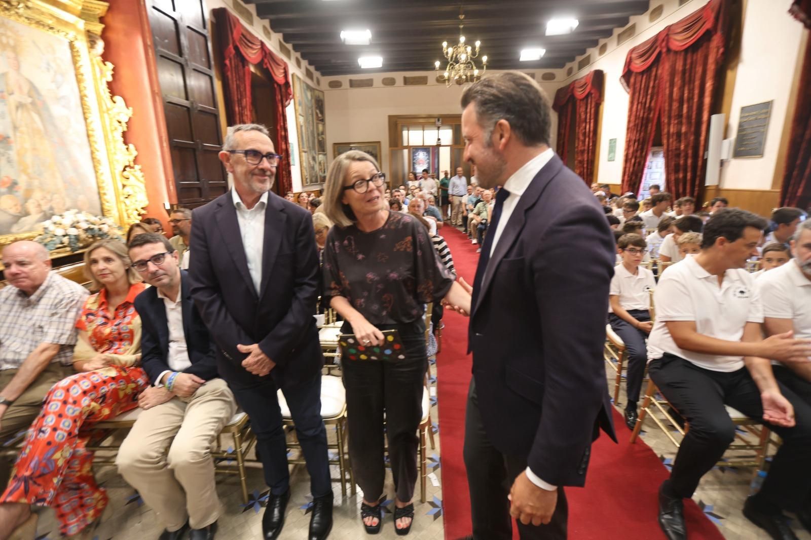 Las voces de los niños del Misteri resuenan y emocionan en el Salón de Plenos de Elche