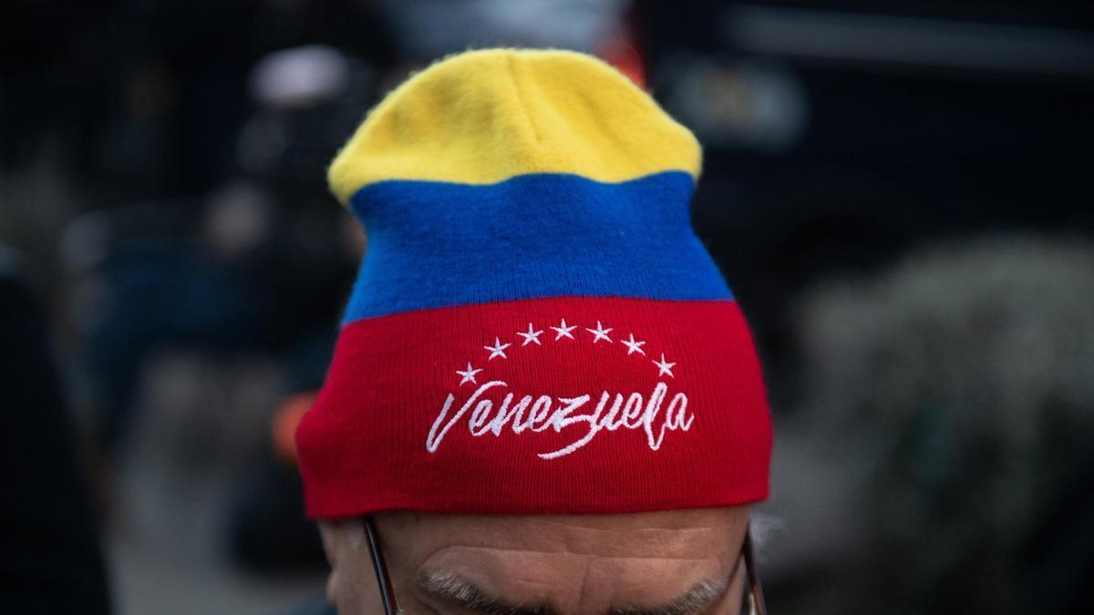 Archivo - Una persona con un gorro de Venezuela durante una manifestación a favor de los presos políticos y el cierre de los centros de tortura venezolanos, a 31 de enero de 2026, en Madrid (España).