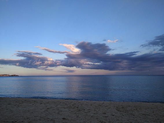 Calma. Era capvespre, el sol s’havia amagat, quedaven quatre boires i el relaxant murmuri de l’aigua del mar