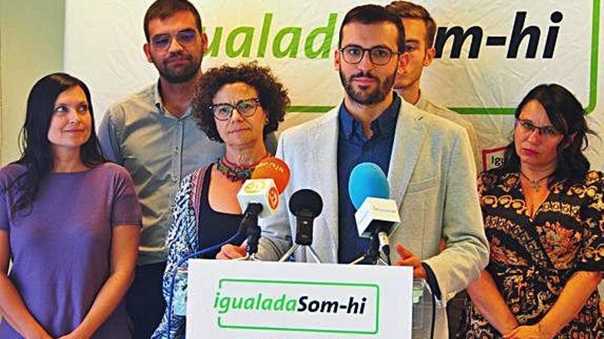 Jordi Cuadras, al centre, amb companys del seu grup