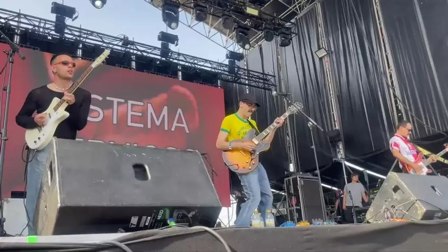 Los primeros asistentes llegan al Warm durante el concierto de Sistema Nervioso