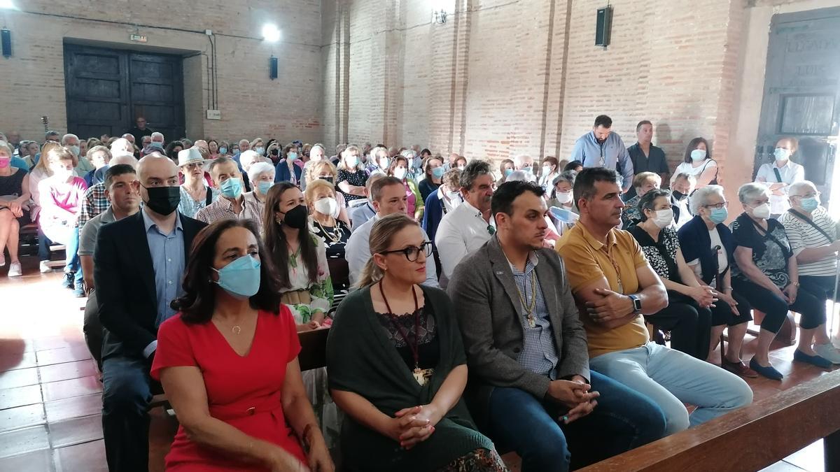 Autoridades y vecinos asisten a la misa de fiesta oficiada en la ermita