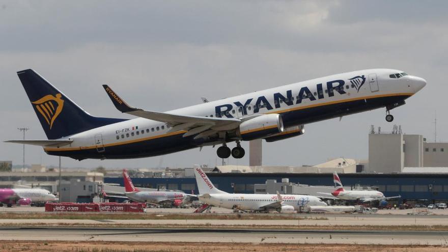 Un avión despega de Son Sant Joan.