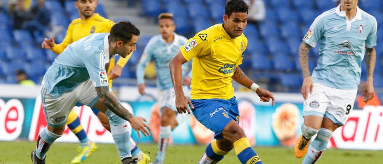 Willian José intenta superar a Hugo Mallo y Pablo Hernández ante la mirada de Tana.