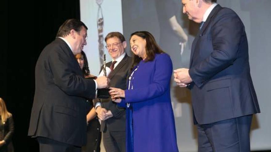 Antonio Arias recoge el premio de las Cámaras de manos de la embajadora de Marruecos, Karima Benyaich.