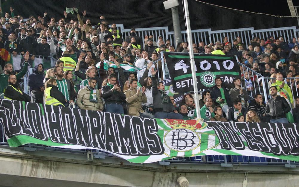 Las imágenes del derbi andaluz en La Rosaleda, que estuvo precedido de un minuto de silencio en memoria de Pablo Ráez. Sobre el césped, el conjunto bético remontó un choque en el que el Málaga CF no estuvo bien.