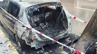 Arden dos vehículos de madrugada en la calle Hoya del Molino de Lucena