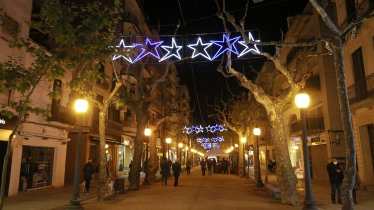 Llums de Nadal il·luminant el passeig de Dintre. | AJ. BLANES