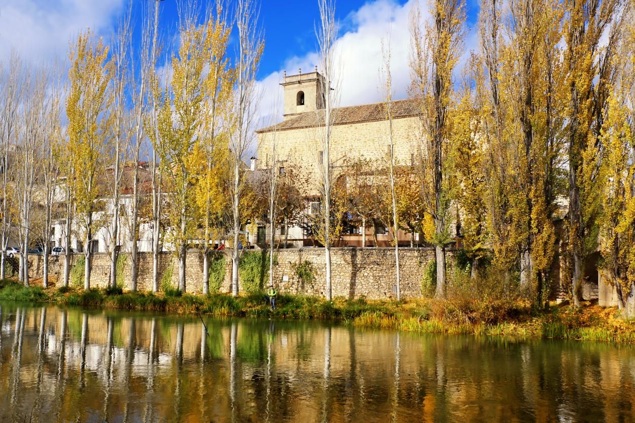 Río Tajo en el pueblo de Trillo