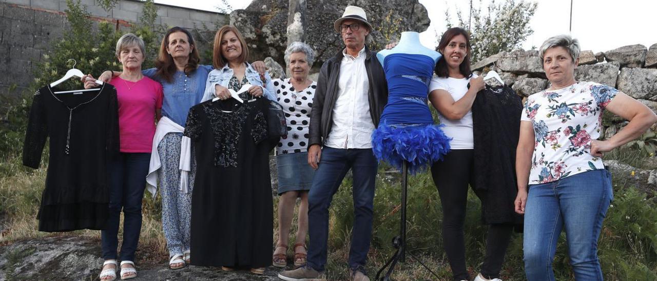 El grupo de teatro A Moura, con parte del atrezzo de su última obra, “O vestido de noiva”, en el cruceiro de Chaín.   | // RICARDO GROBAS