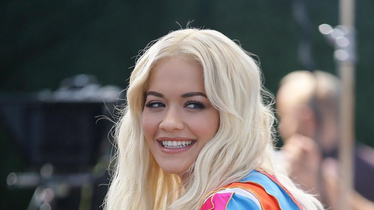 Rita Ora, colorida y feliz