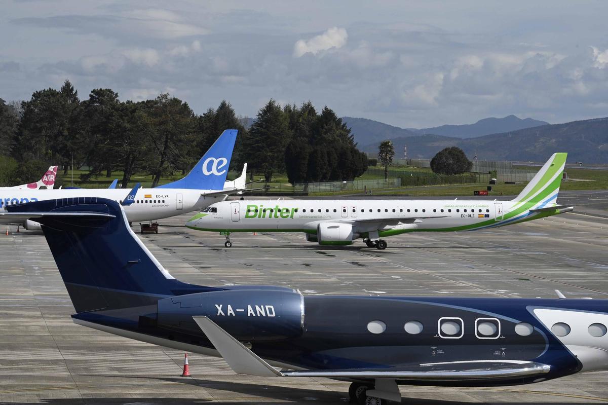 Avión de Binter en el aeropuerto de Vigo.
