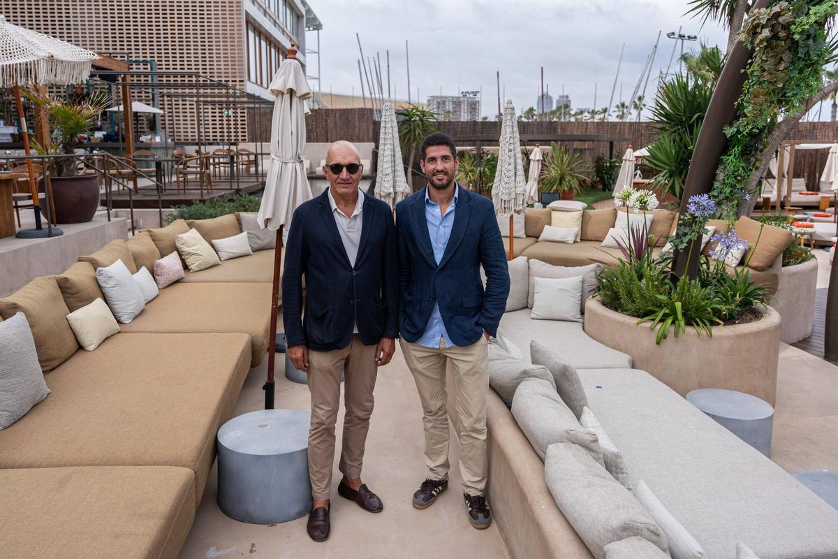 Barcelona. 03/06/2025. Barcelona. Ramon Bordas y su hijo Jorge Bordas, en el Bastian Beach Club. AUTOR: Marc Asensio Barcelona, Catalunya, España, Ramon Bordas, Jorge Bordas, Bastian Beach Club, playa, Grupo Costa Este