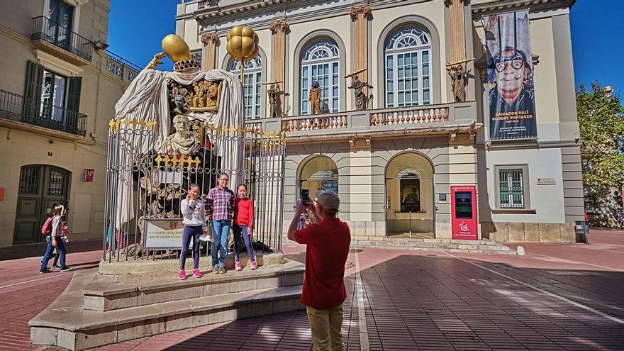 El Teatre-Museu Dalí de Figueres, així com els museus de Púbol i Cadaqués són un pol d&#039;atracció turístic