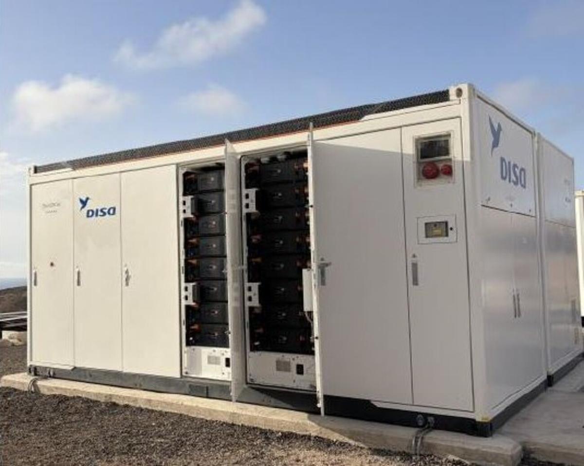 Las baterías de almacenaje con capacidad para 8MWh ocupan dos contenedores en la planta.