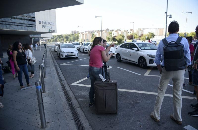 Las mejor imágenes de la jornada de movilización del taxi en Zaragoza