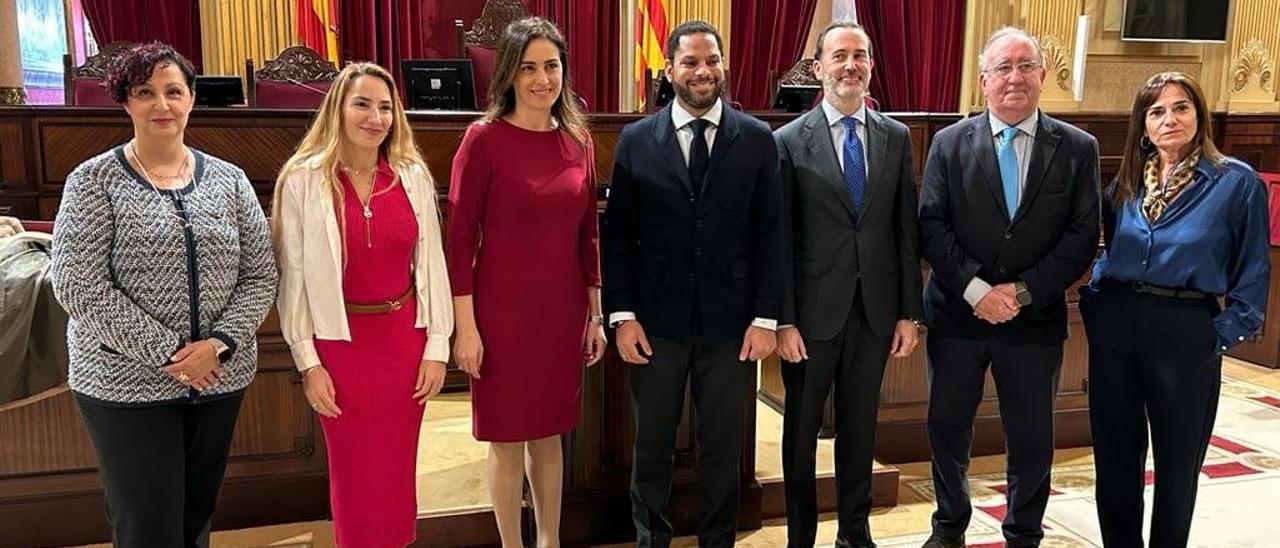 Ignacio Garriga junto a los diputados de Vox en el Parlament