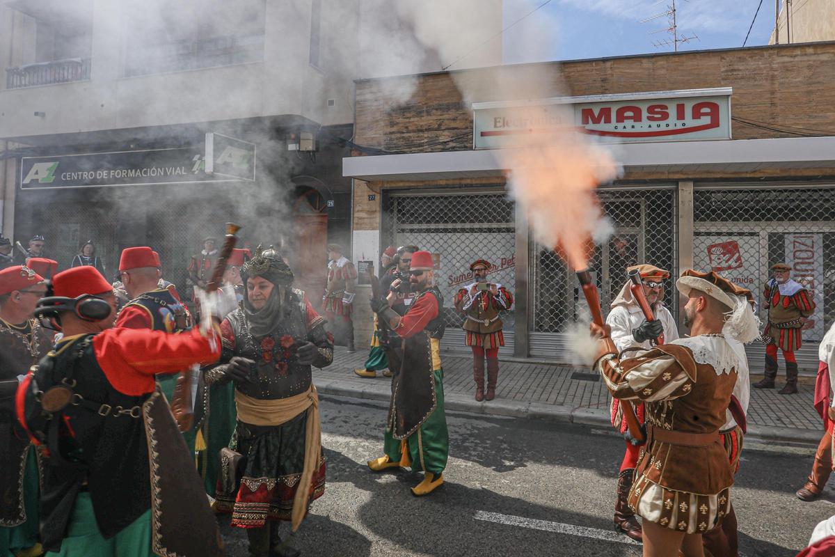 Todas las imágenes de la Guerrilla y Embajada de este lunes de los Moros y Cristianos de Petrer