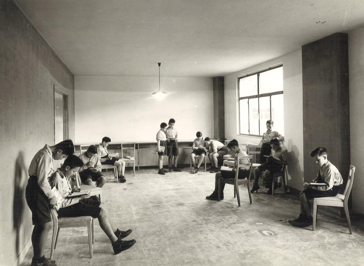 Sala de estudio para alumnos en el pabellón de chicos de mundet, 1960.