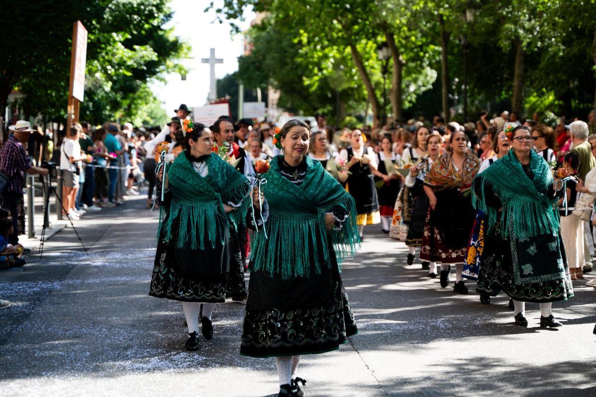 Fotogalería | Las imágenes de Jato: el desfile de los festejos de la provincia de Cáceres llena Cánovas con su colorido flolclórico