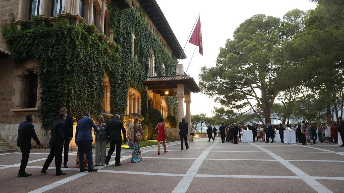 PALMA DE MALLORCA, 04/08/2022.- Los reyes Felipe VI y Letizia, acompañados de la reina Sofía, reciben este jueves a más de 300 representantes de la sociedad balear, en un encuentro que por primera vez tiene lugar en los jardines del Palacio de Marivent, en Palma de Mallorca Marivent. EFE/Ballesteros