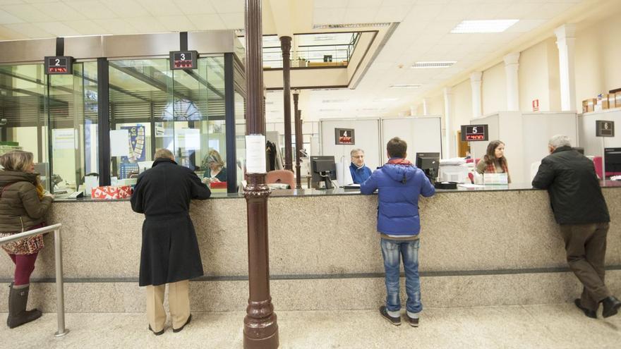 Contribuyentes en la oficina de recaudación municipal de A Coruña. |   // L. O.