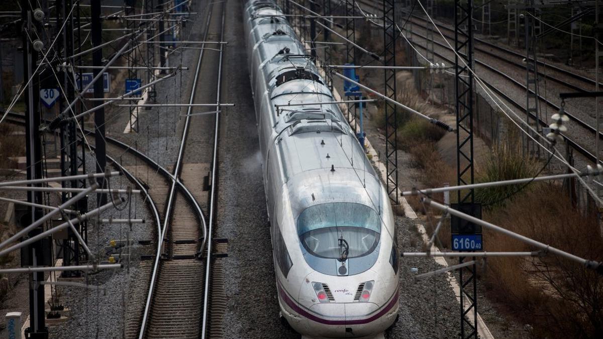 Imagen de archivo de un tren AVE saliendo de la estación de Barcelona.