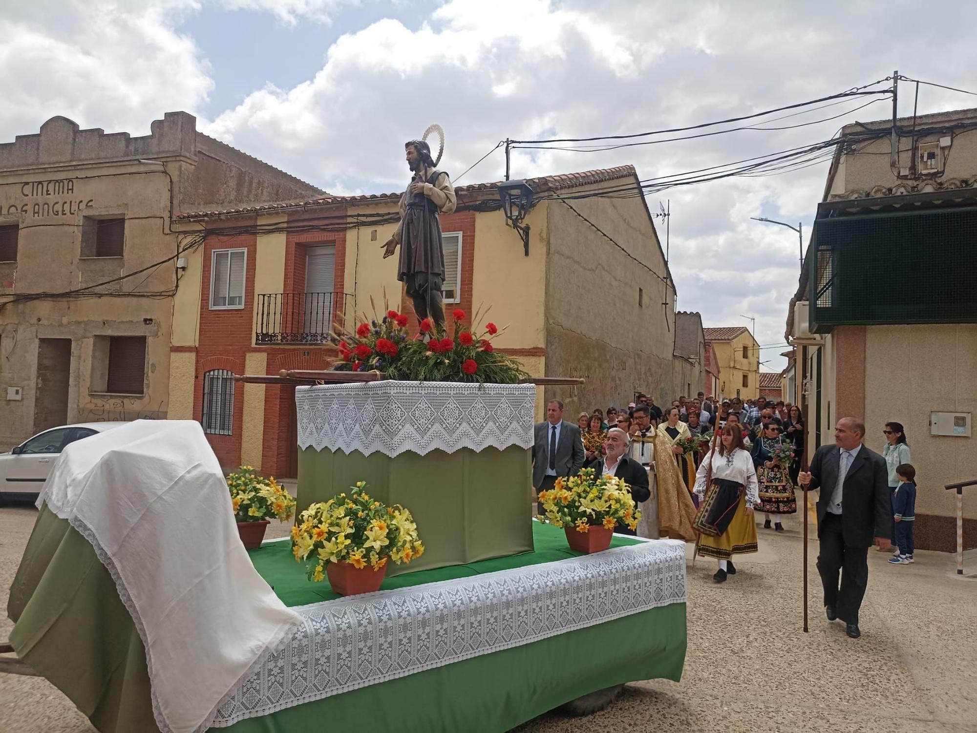 GALERÍA | San Isidro procesiona por Manganeses de la Lampreana