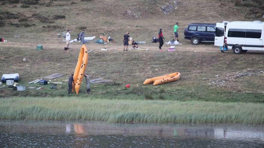 Técnicos y especialistas sacan las canoas del lago Isoba.