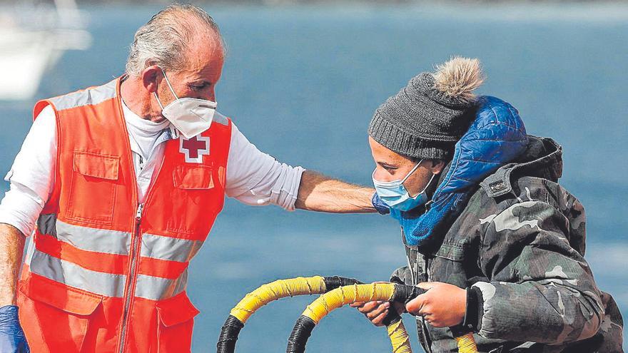Salvamento rescata dos pateras con 71 africanos en Canarias