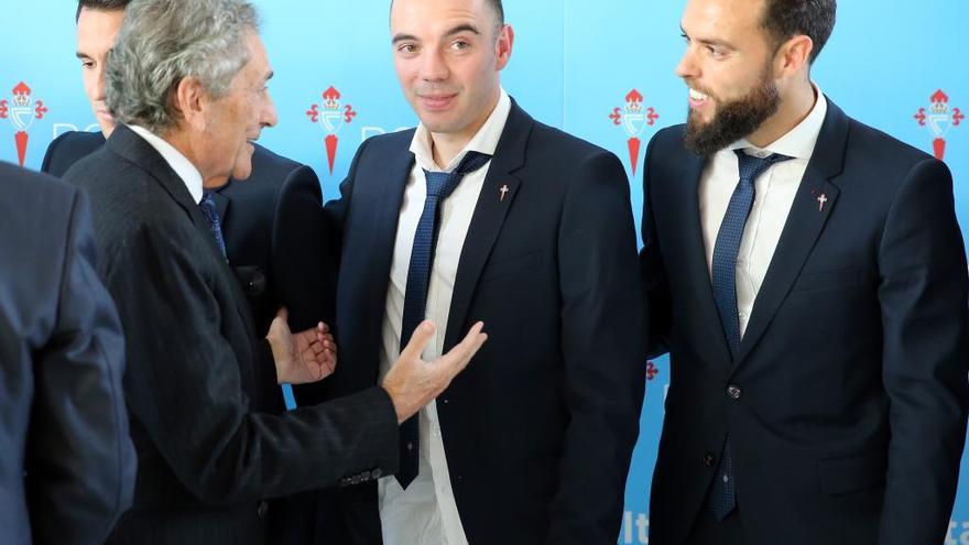 Mouriño conversa con Iago Aspas y Serio Álvarez durante un acto del Celta.