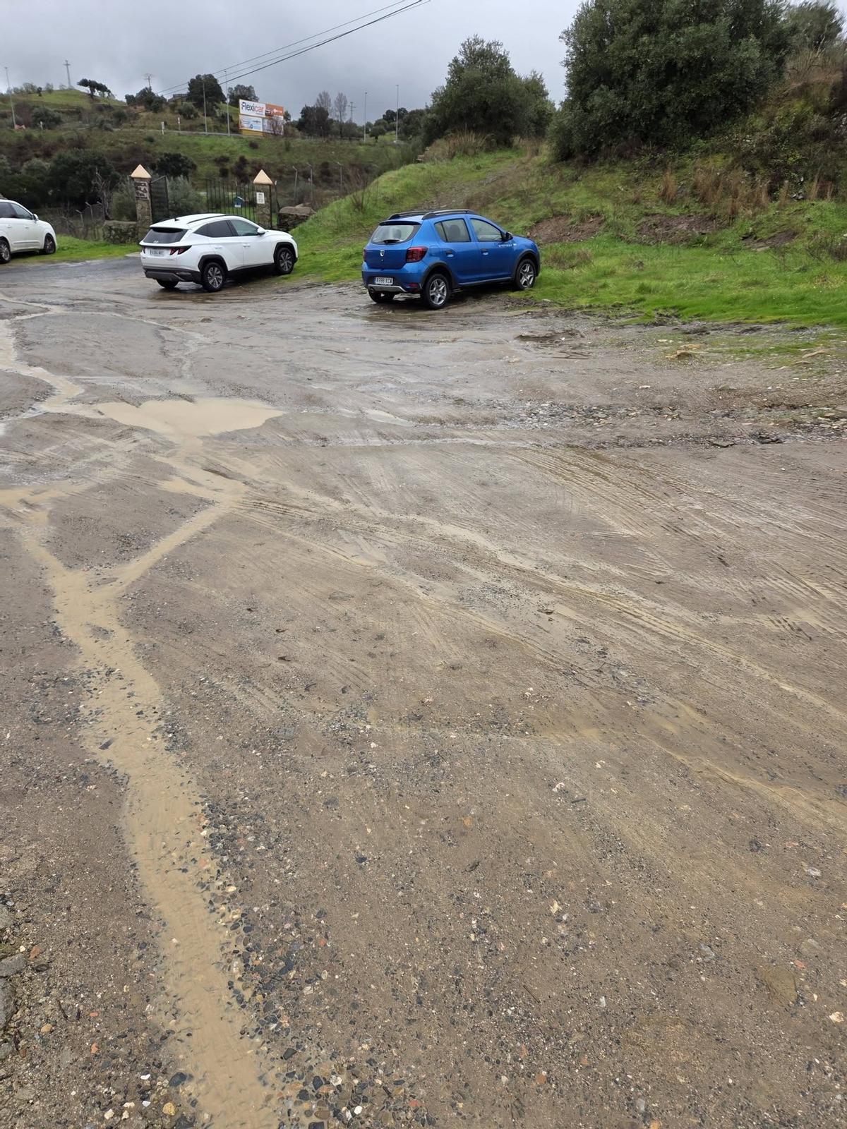 Coches en el acceso del colegio San Miguel de Plasencia.