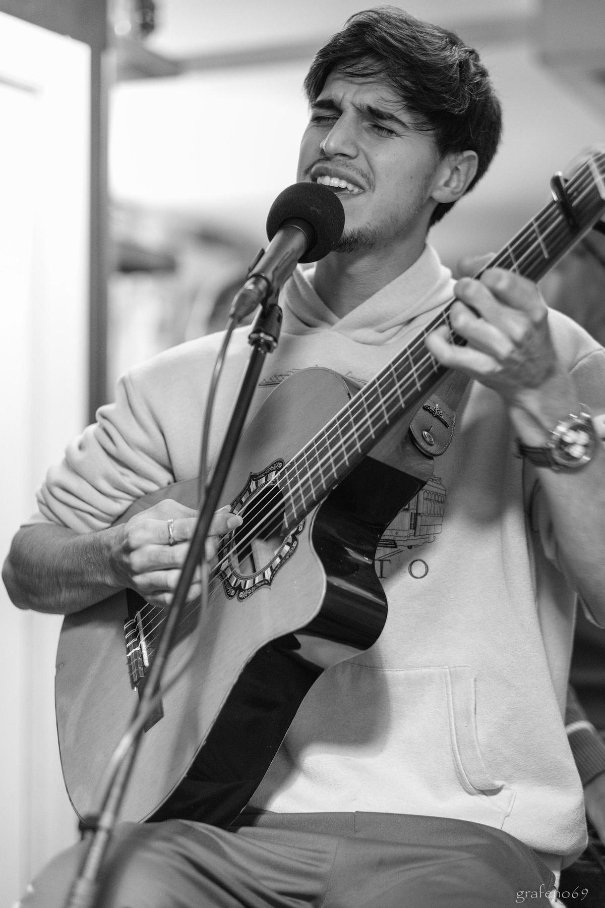 Ignacio Ganín en una foto cantando